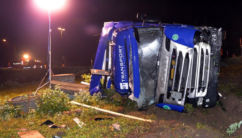 VU LKW umgestuerzt Feldkassel Industriestr Robert Boschstr P172.JPG